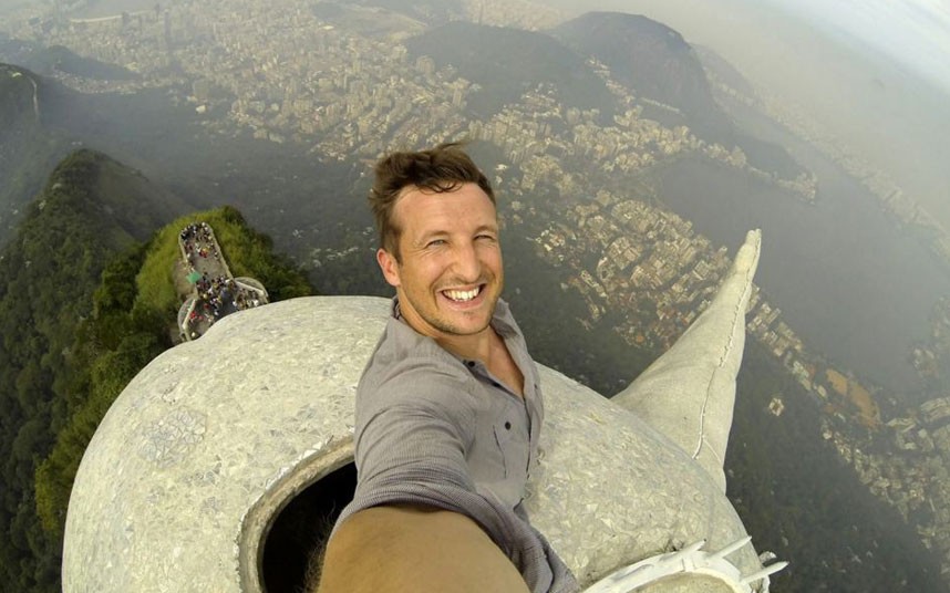 Lee Thompson climbed to  the top of the Christ the Redeemer statue in Rio