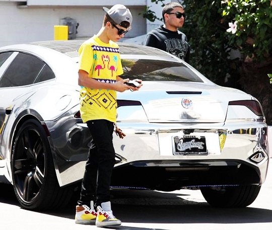 Celebrity Cars – Justin Bieber in his Chrome Fisker Karma
